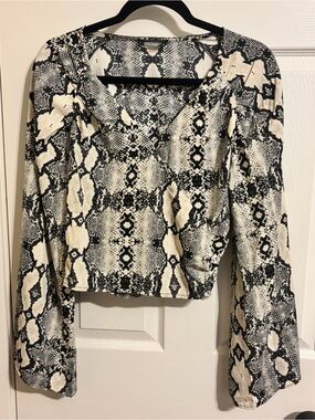 Lulumari Black & Cream Snake-Print V-Neck Long Sleeve Top